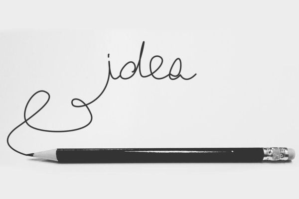 Stift auf weißem Hintergrund, über dem das Wort "idea" - zu deutsch "Idee" - steht. Der Strich der Buchstaben geht zur Spitze des Stiftes.
