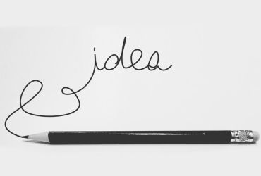 Stift auf weißem Hintergrund, über dem das Wort "idea" - zu deutsch "Idee" - steht. Der Strich der Buchstaben geht zur Spitze des Stiftes.