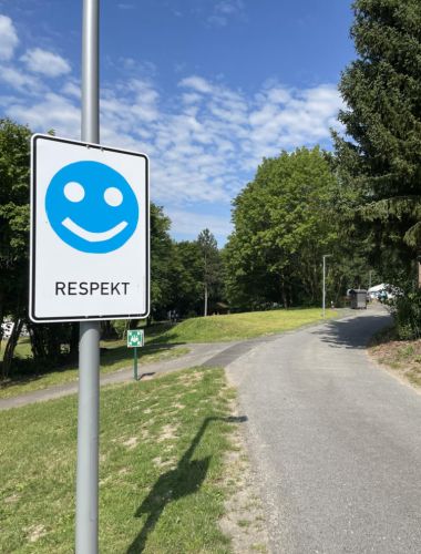 Verkehrsschild mit blauem Smiley und dem Wort Respekt
